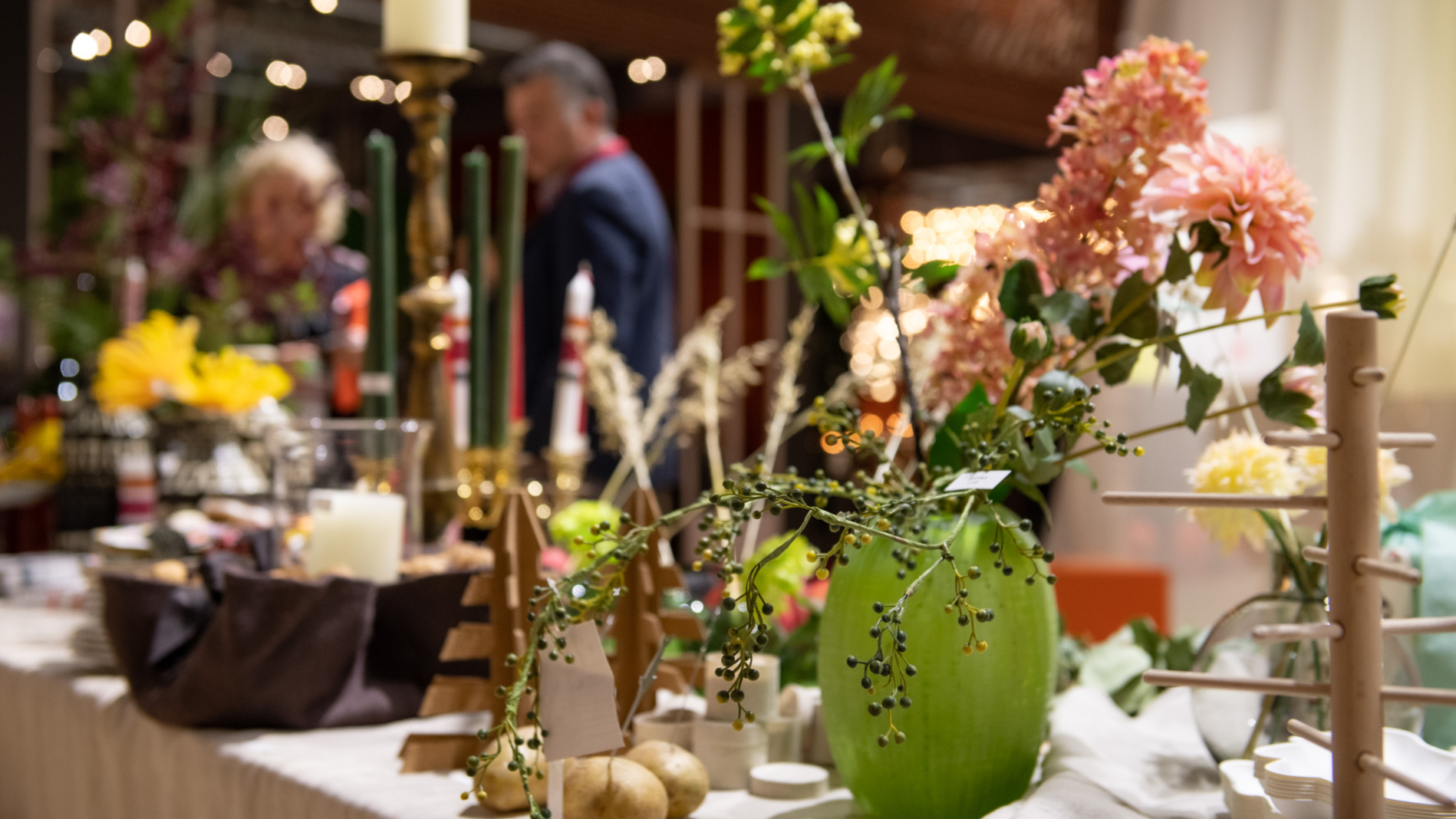 Floristry, vases or candles in May green and lime go very well with late summer or autumn decorations - says trend expert Claudia Herke. Photo: Messe Frankfurt/Pietro Sutera