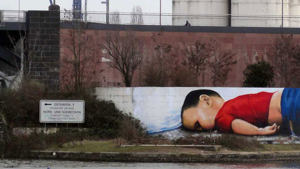 Heute anders: das Graffiti von Aylan Kurdi der Künstler Justus Becker und Oğuz Şen. Fotorechte: Roberto Zambotti.