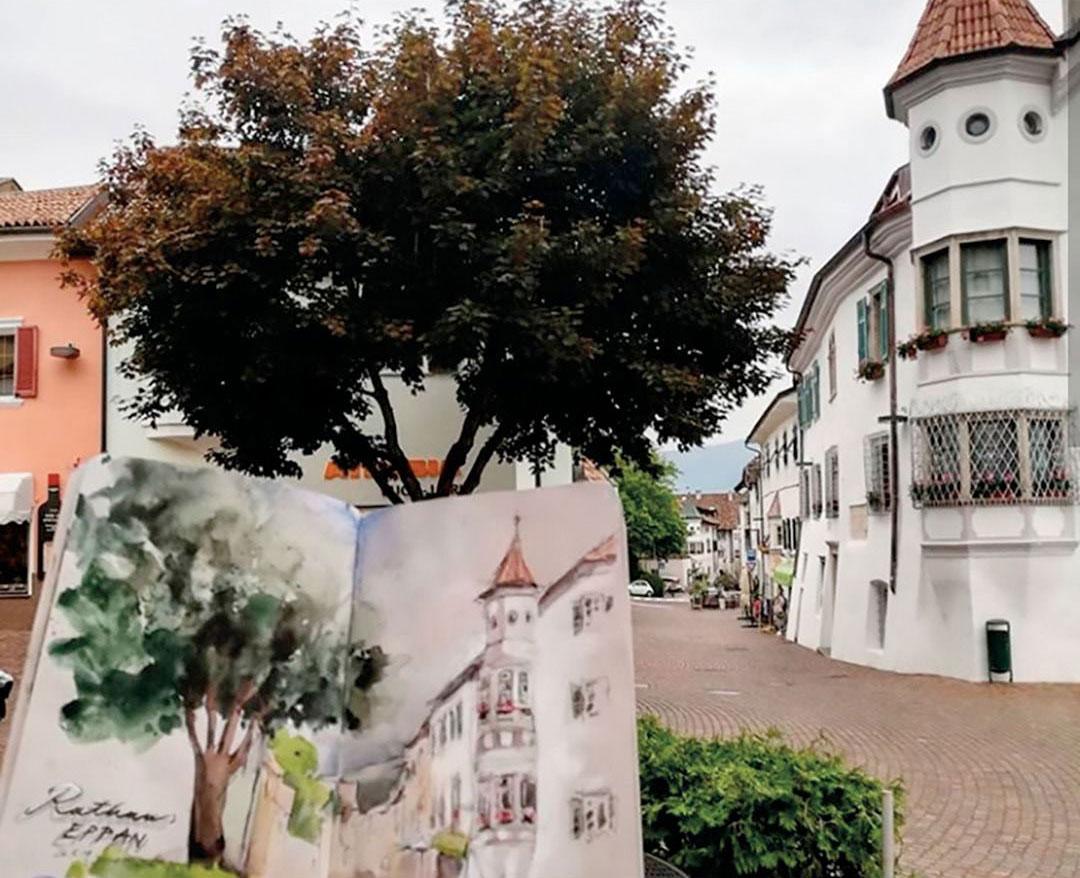 Im Juni war Künstler Stefan Gris Seibt zu einem Urban Sketching-Workshop bei Rapunzel und verewigte das Eppaner Rathaus in seinem Skizzenbuch.