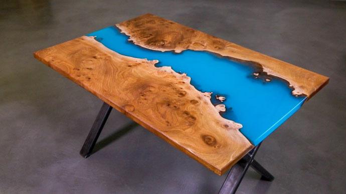 Kunstharz-Tisch, gestaltet mit farbigem Resin von Eli-Chem Resins.