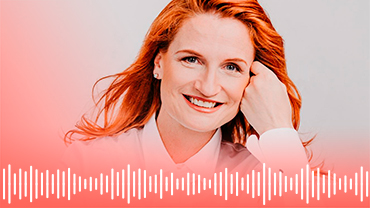 Frau mit Podcast Zeichen