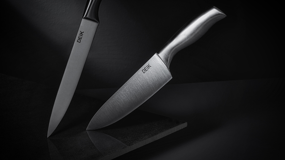 Messer der Marke Deik stehen aufrecht vor dunklem Hintergrund.