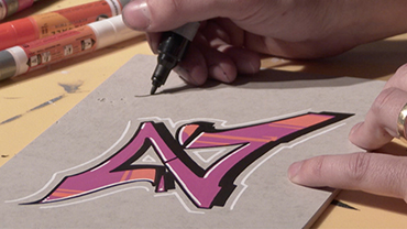 Hände zeichnen ein Graffiti mit einem Stift