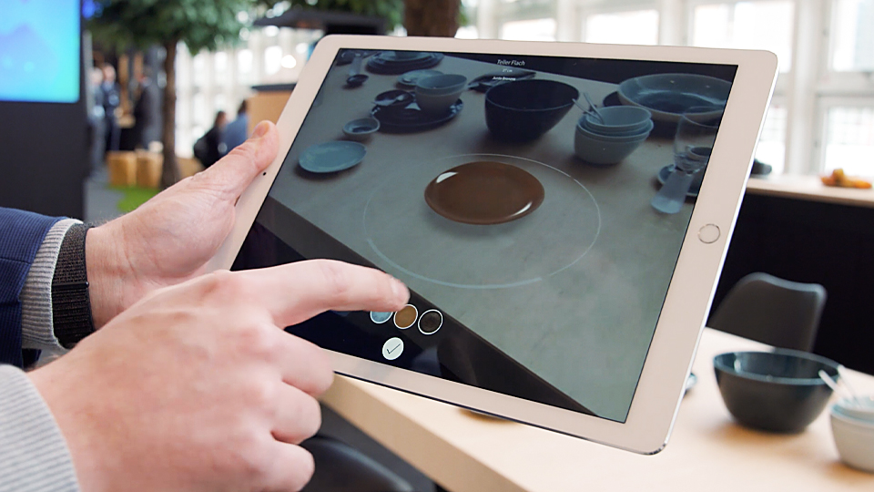 Auf einem iPad wird in Augmented Reality ein Produkt präsentiert.