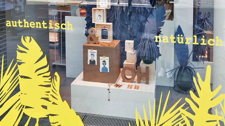The display window of Idee.Creativmarkt's flagship store shows tropically themed paper creations.