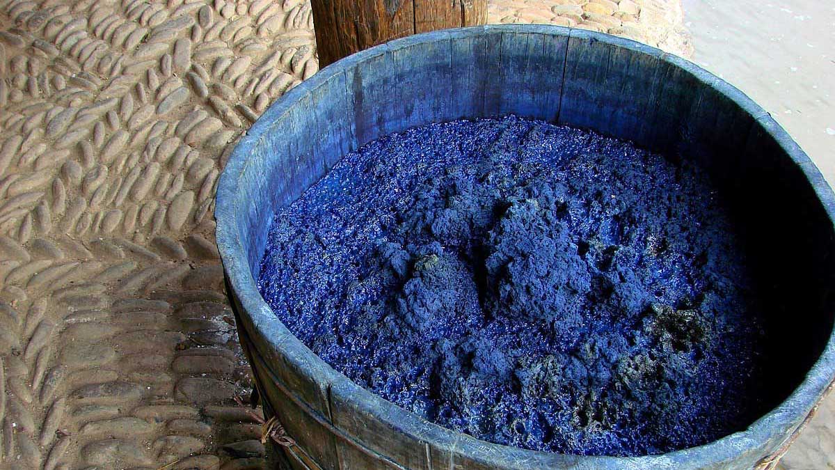 Aus pflanzlichen Quellen gewonnener Indigo Quelle: gitane, CC BY 3.0 <https://creativecommons.org/licenses/by/3.0>, via Wikimedia Commons