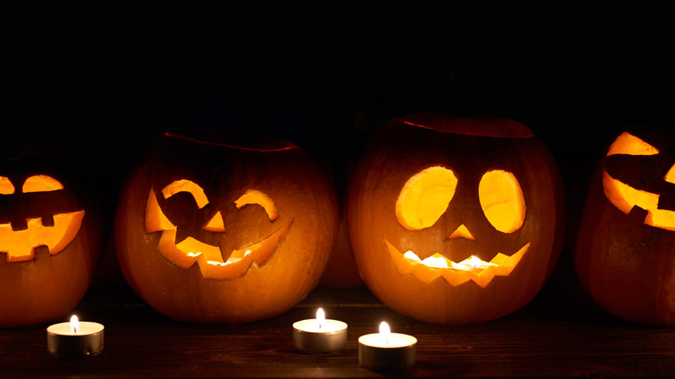 Leuchtende Halloween-Kürbisse im Dunkeln