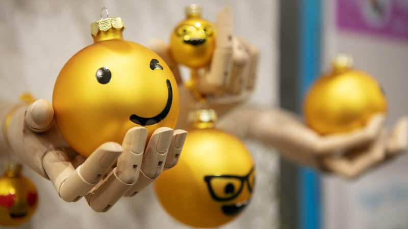 Weihnachtskugeln mit Emojis als Motiv