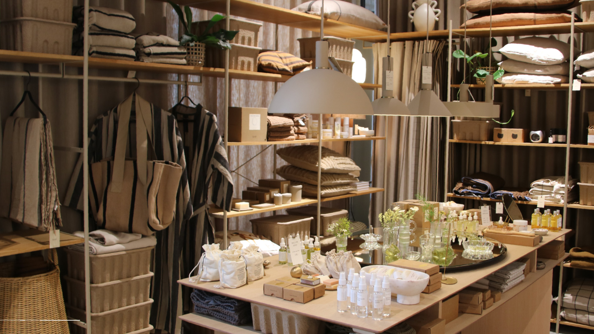 Schöne Shop-Ecke mit Wellness-Produkten inkl. Bademänteln, Handtüchern bei Ferm Living in Kopenhagen
