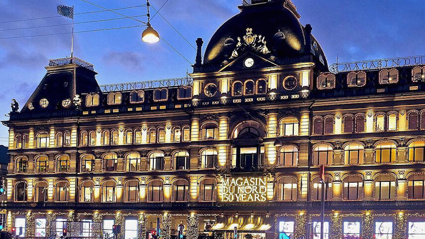 Shoppen am Kongens Nytorv: Das Kaufhaus Magasin du Nord erstrahlt in weihnachtlichem Glanz am Königlichen Neuen Markt in der Kopenhagener Innenstadt. Credit: Julie Lacopidan