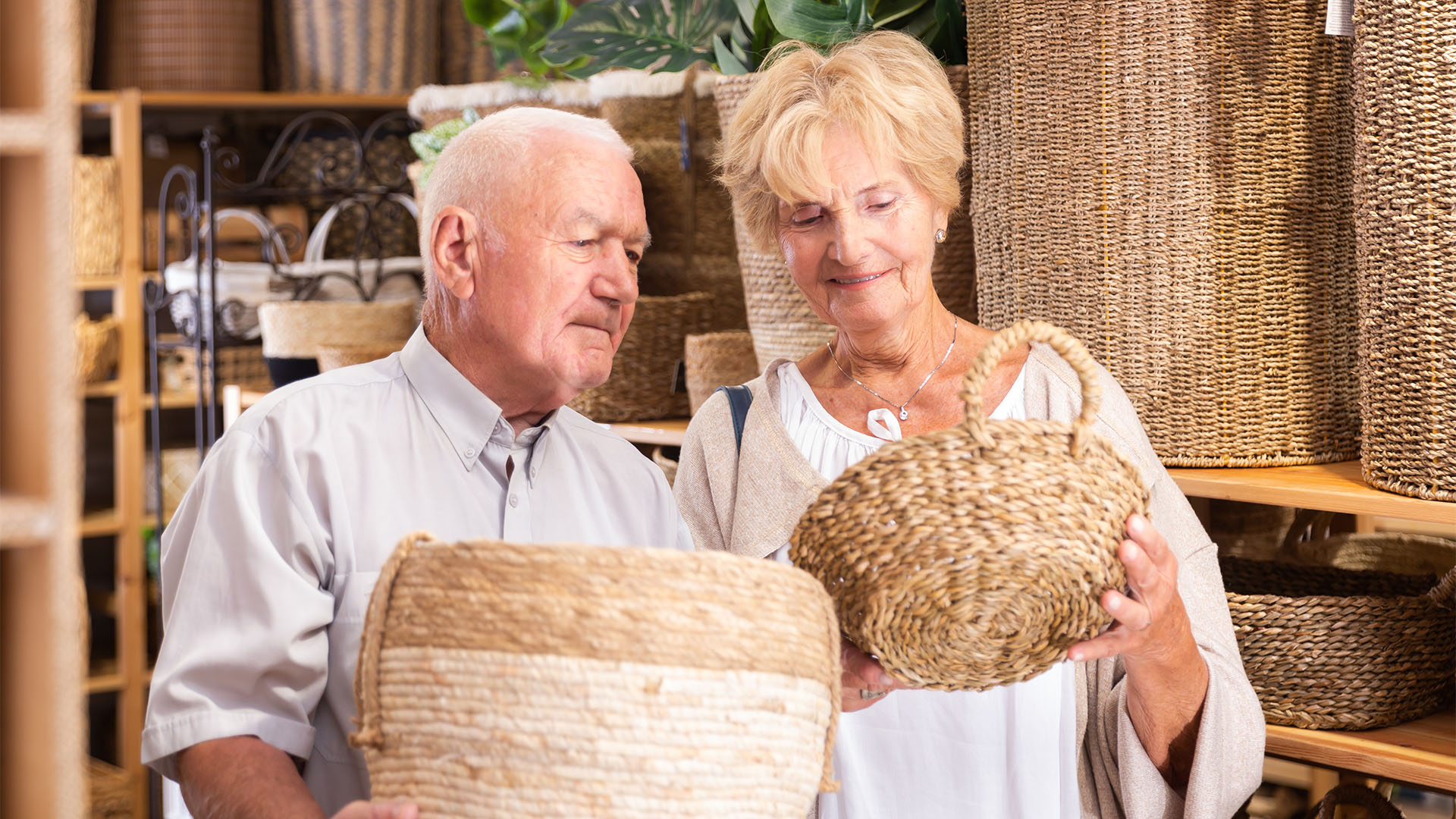 Ein älterer Mann mit einer älteren Frau mit Körben in der Hand
