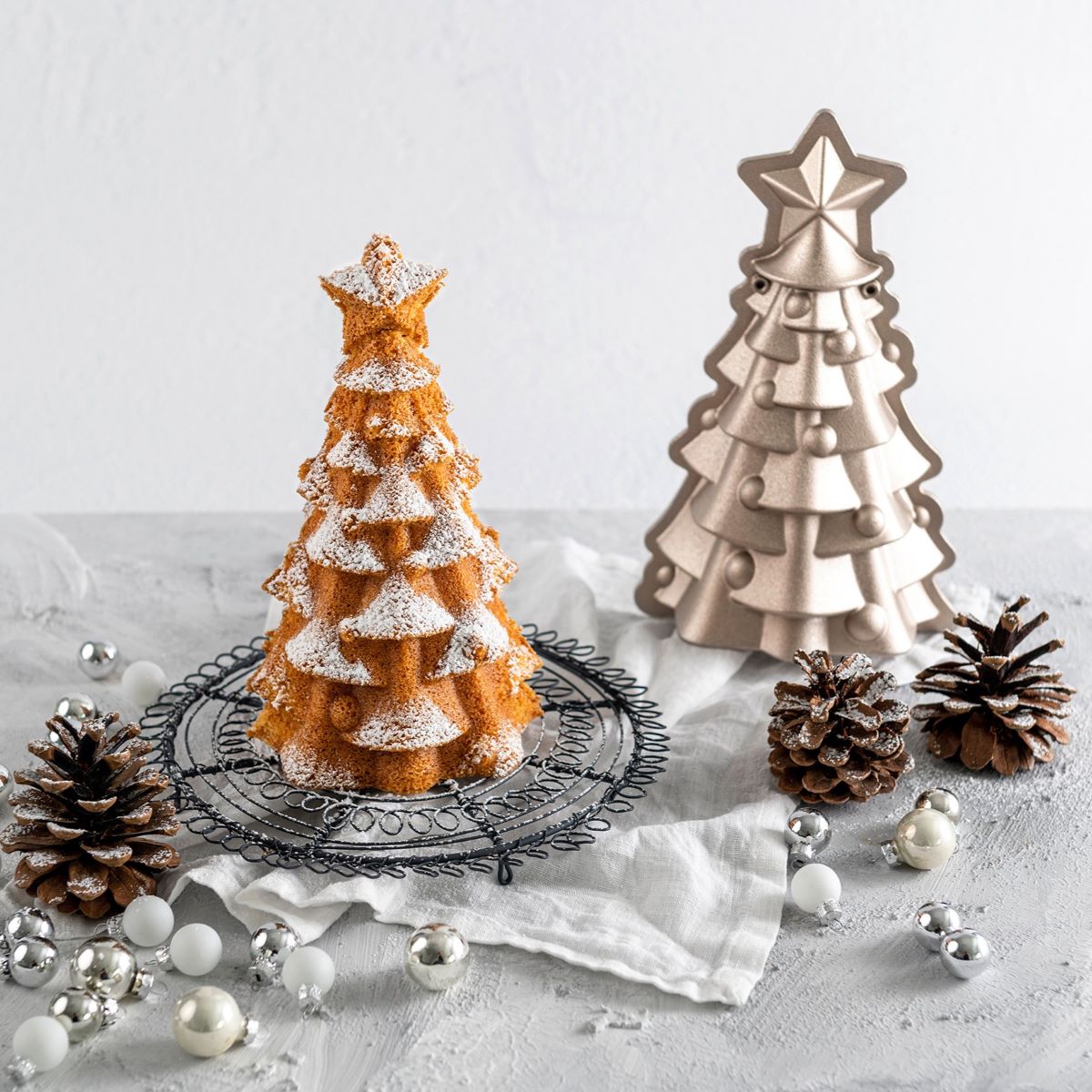 Three-dimensional Christmas tree motif baking tin by Dr. Oetker