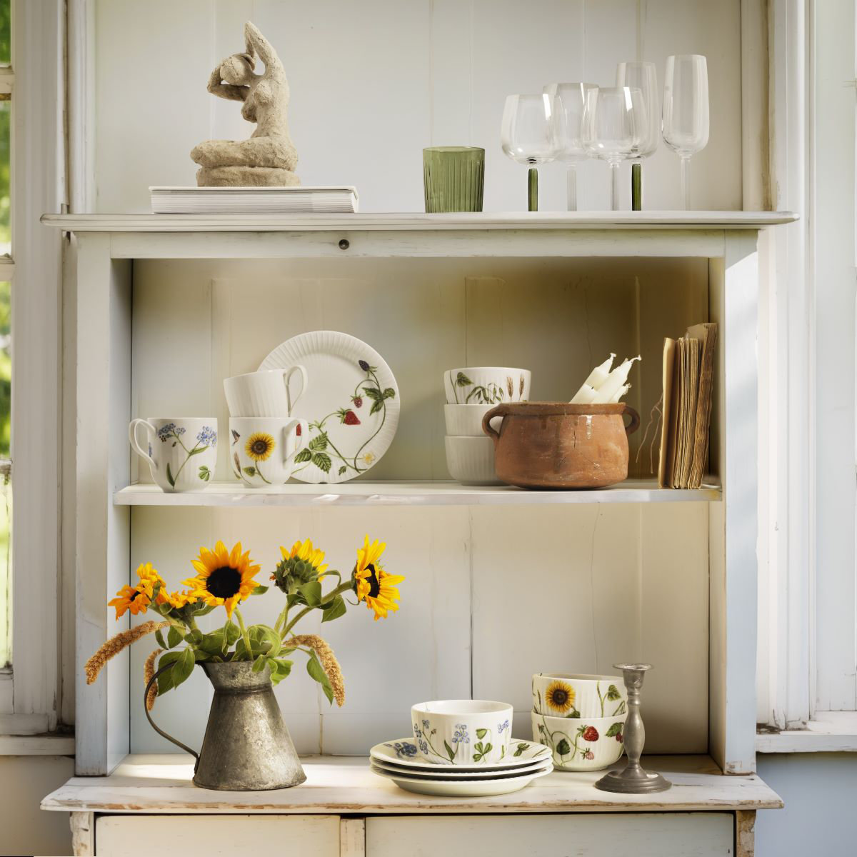 Tableware from the "Hammershøi Summer" collection by Kähler on a shelf
