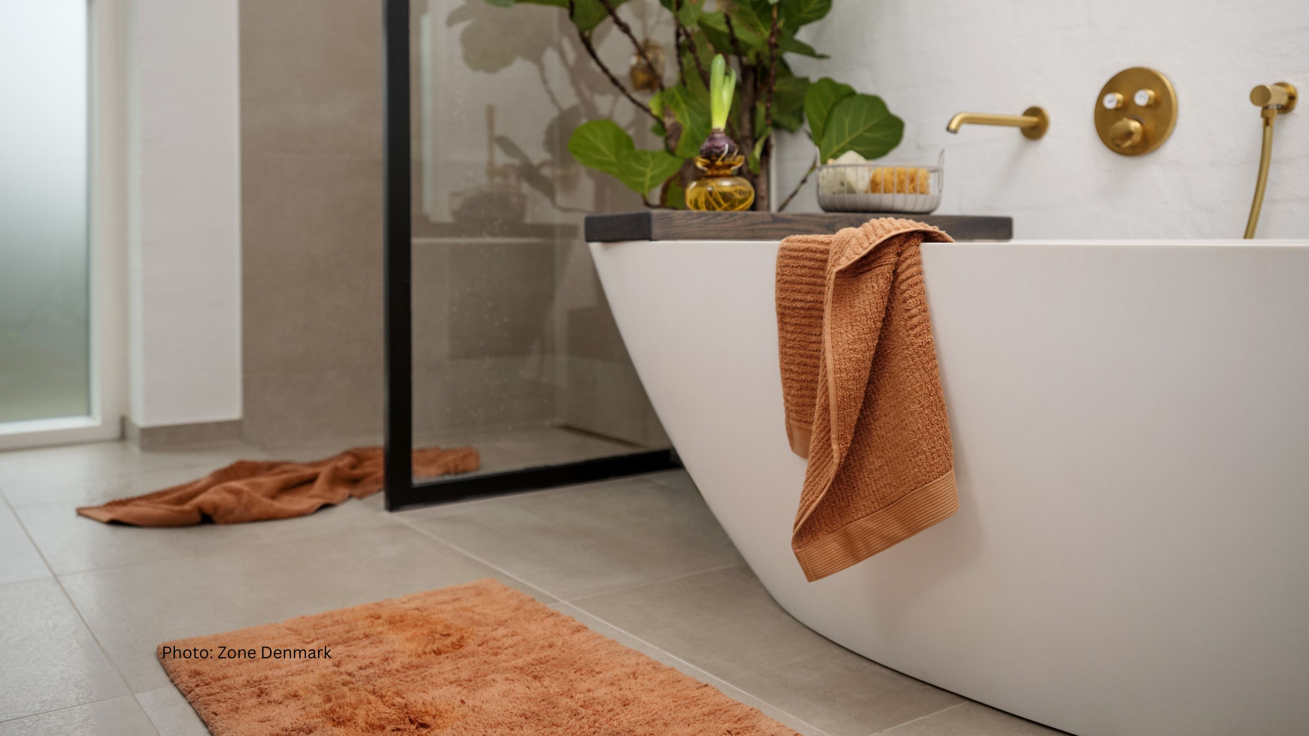 Blick in ein Badezimmer mit Wanne