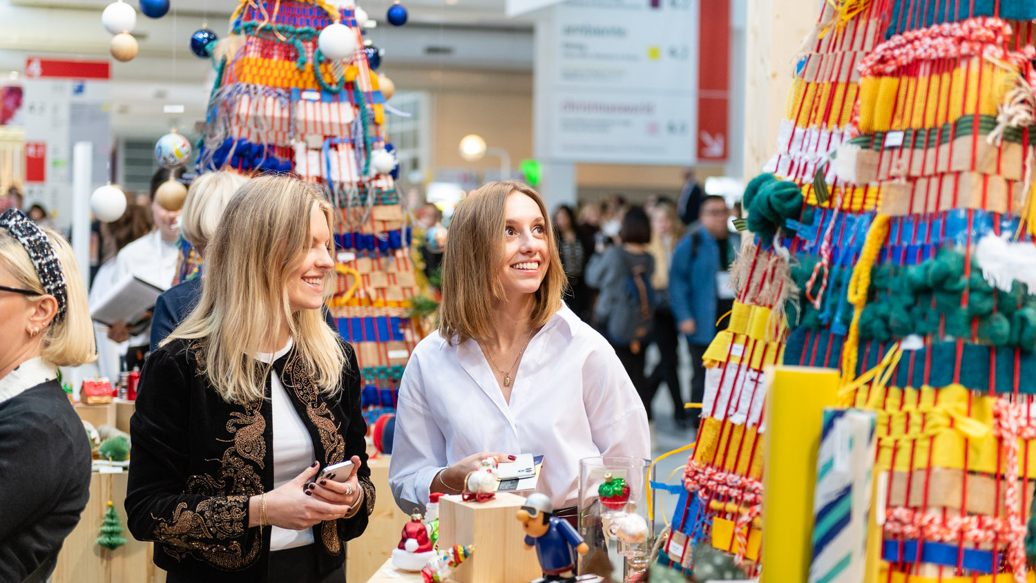 2 junde Frauen auf dem Trendareal der Christmasworld 2024