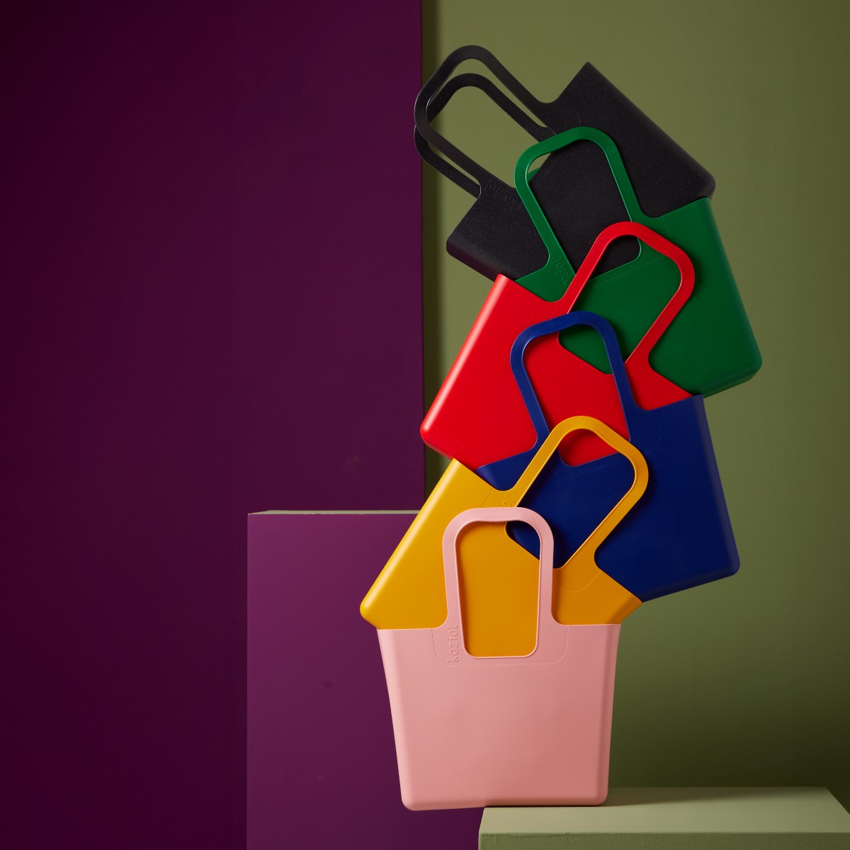 Mehrere farbenfrohe, nachhaltige Taschen von Koziol