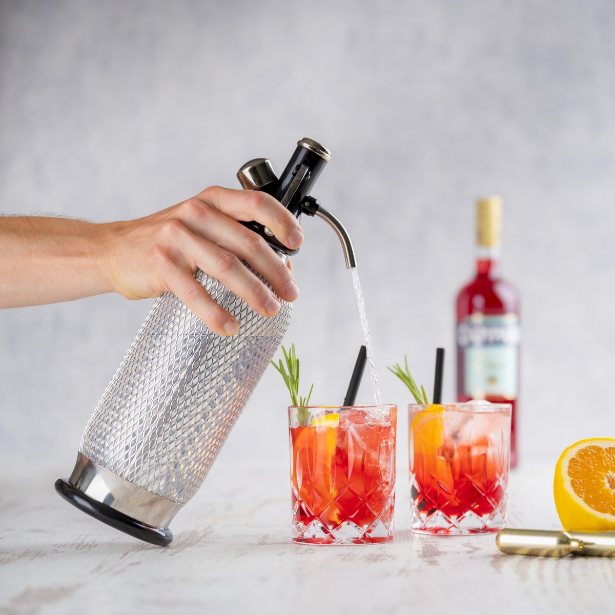 Sodamaker Classic von iSi mit zwei Gläsern