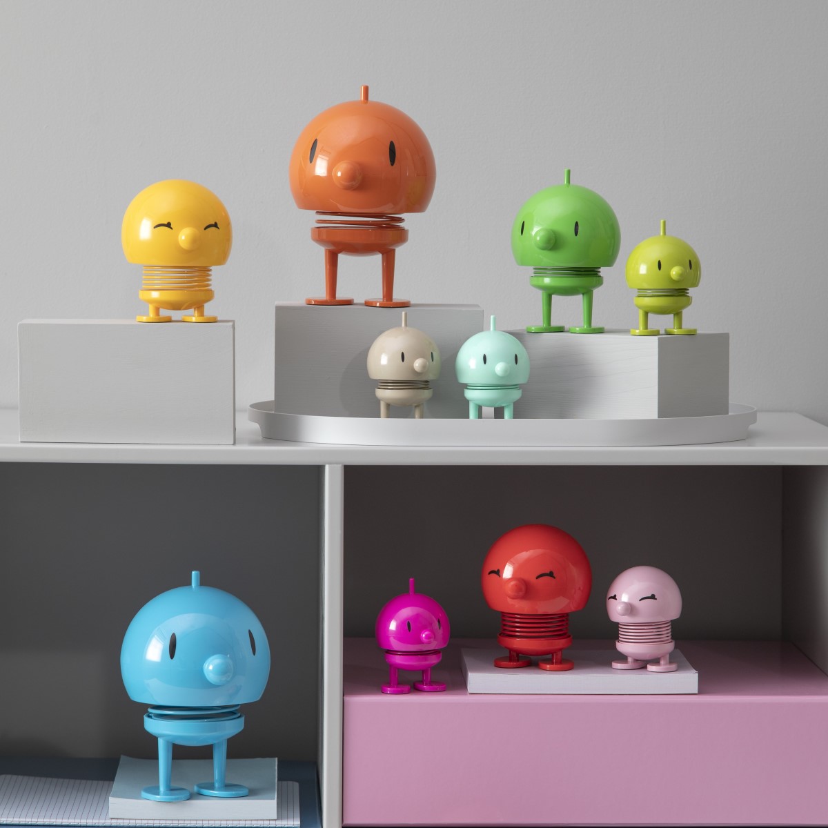 Verschiedene „Bimble und ‚Bumble“ Figuren von Hoptimist in einem Regal