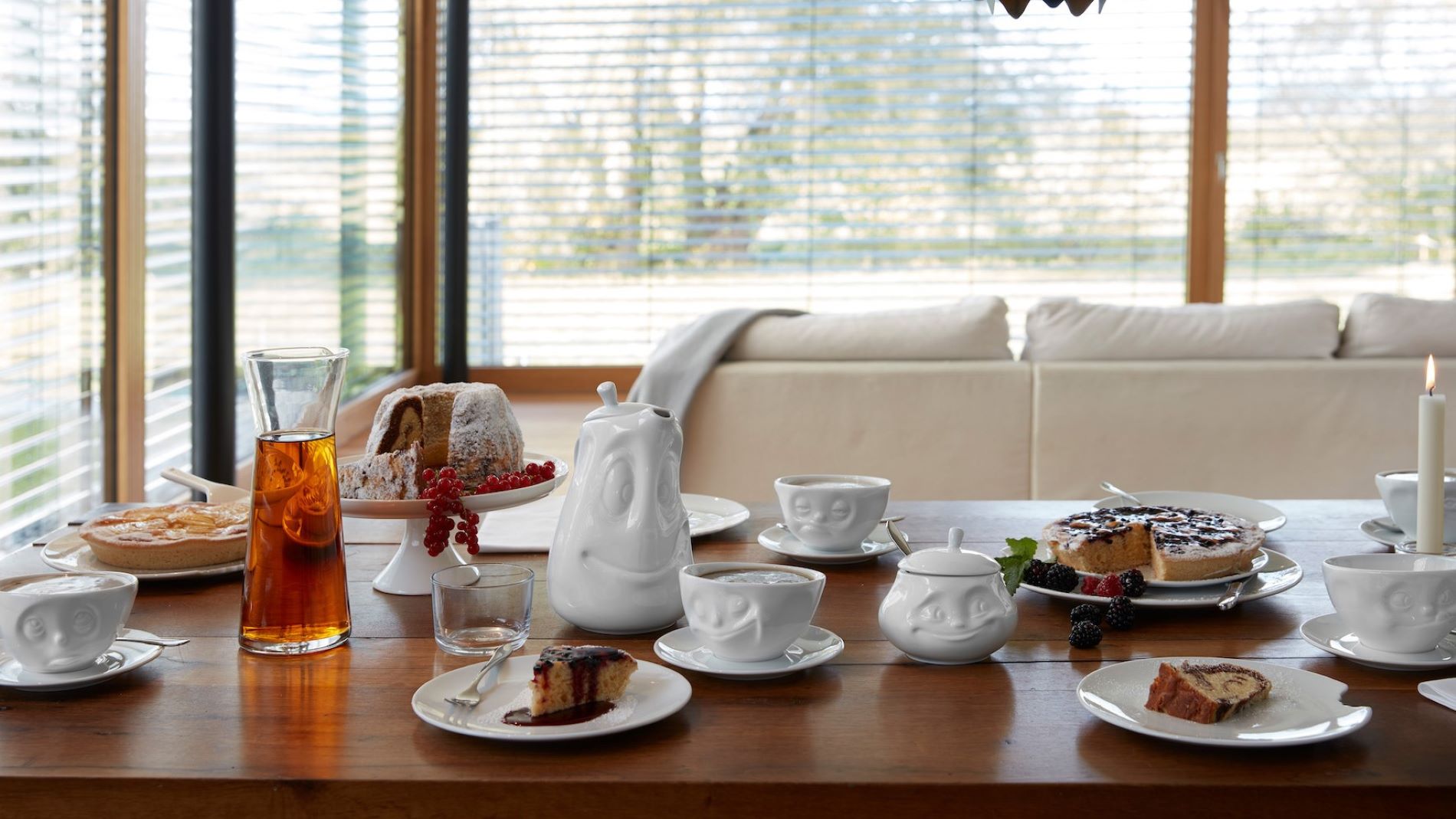 gedeckter Tisch mit Kaffee-Sortiment von Fiftyeight Products