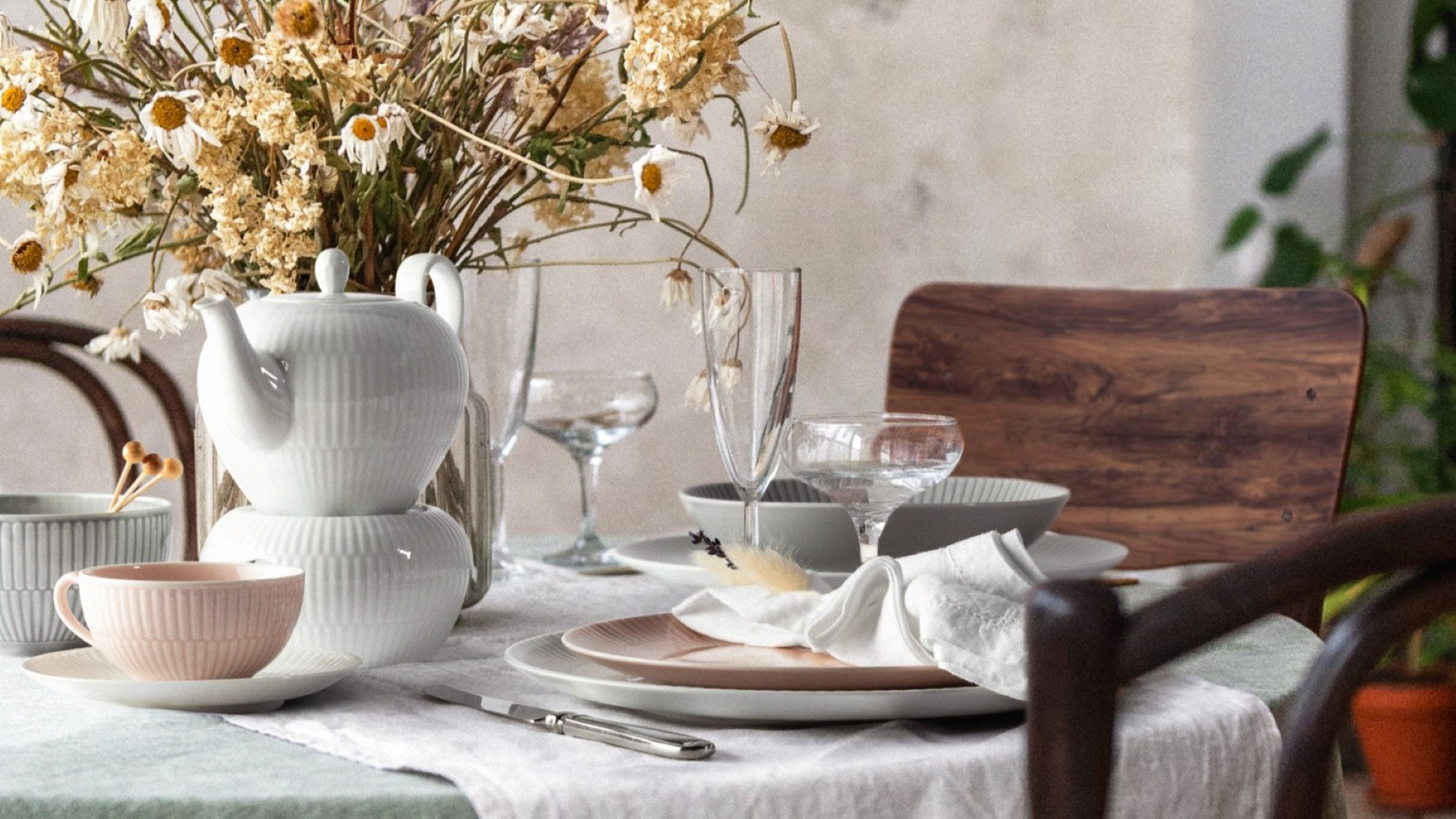 Tableware from the "Amina" collection by Seltmann Weiden on a table