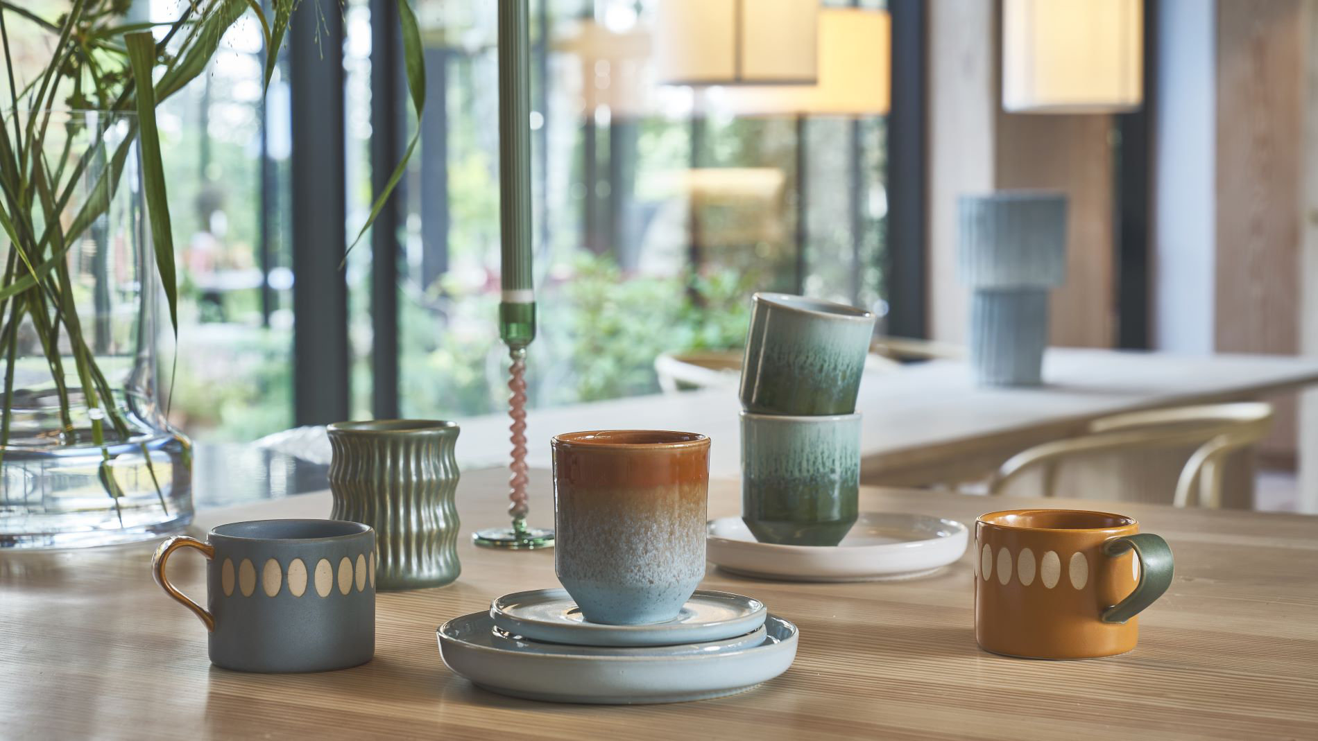 Stoneware by the „Villa Styles“-collection at a table
