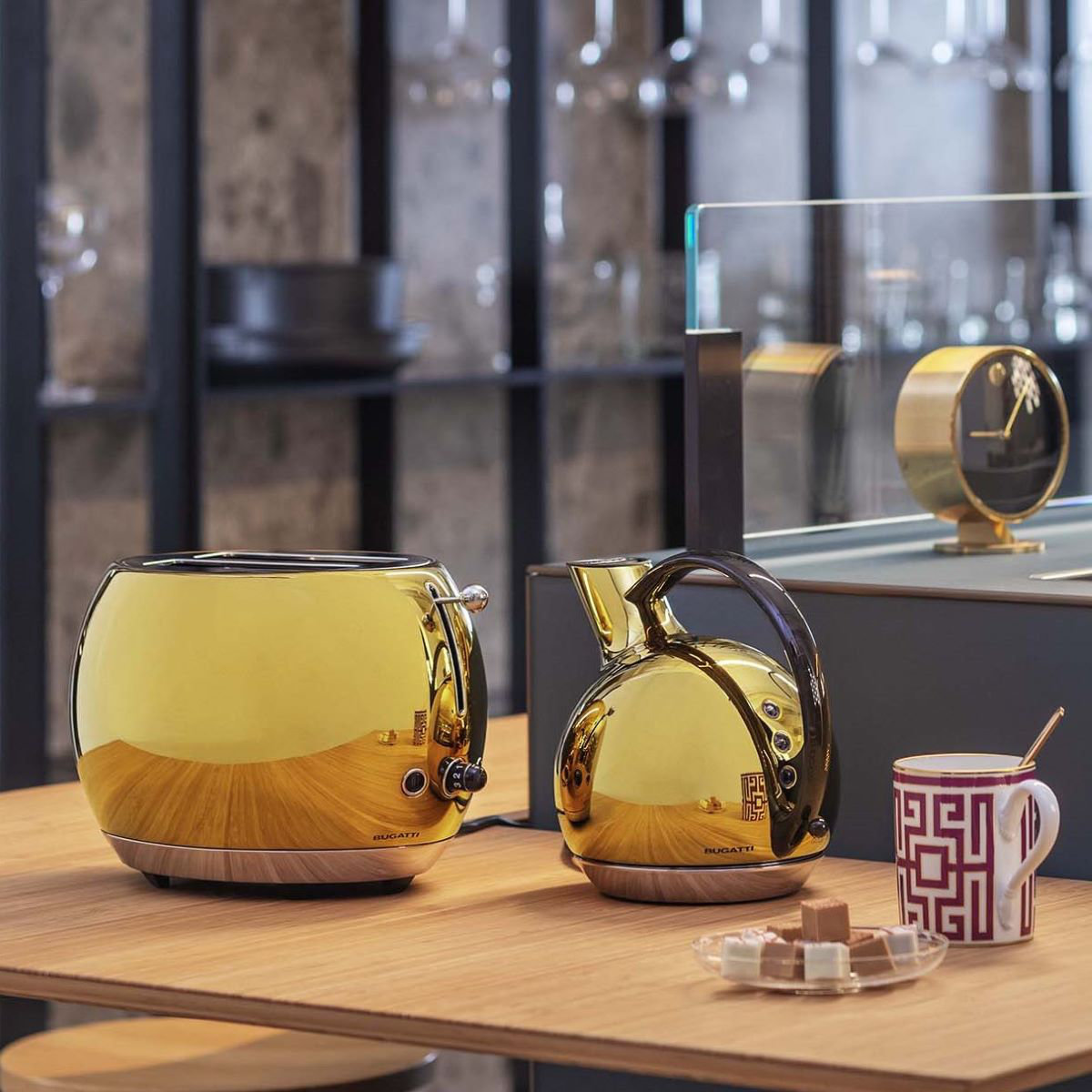 Extravagant: “Romeo” toaster and “Giulietta” kettle from Bugatti.