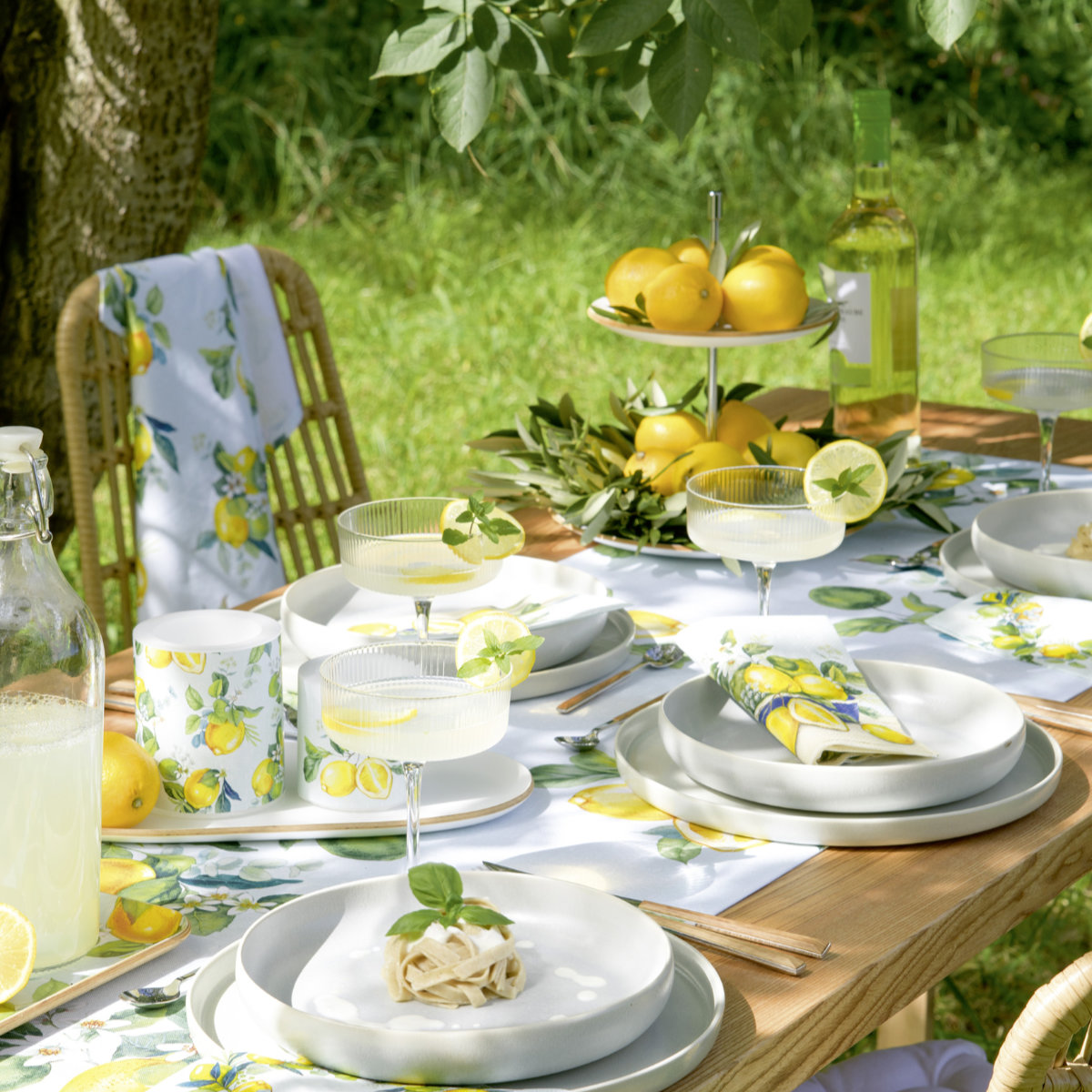 sommerlich gedeckter Tisch mit den Produkten von IHR, Kollektion LEMON WREATH  © IHR/trendxpress