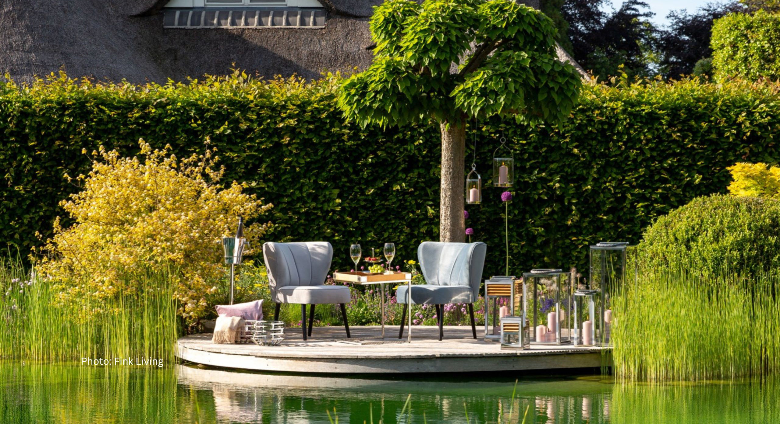 Sitzgelegenheit im Garten vor einem Teich