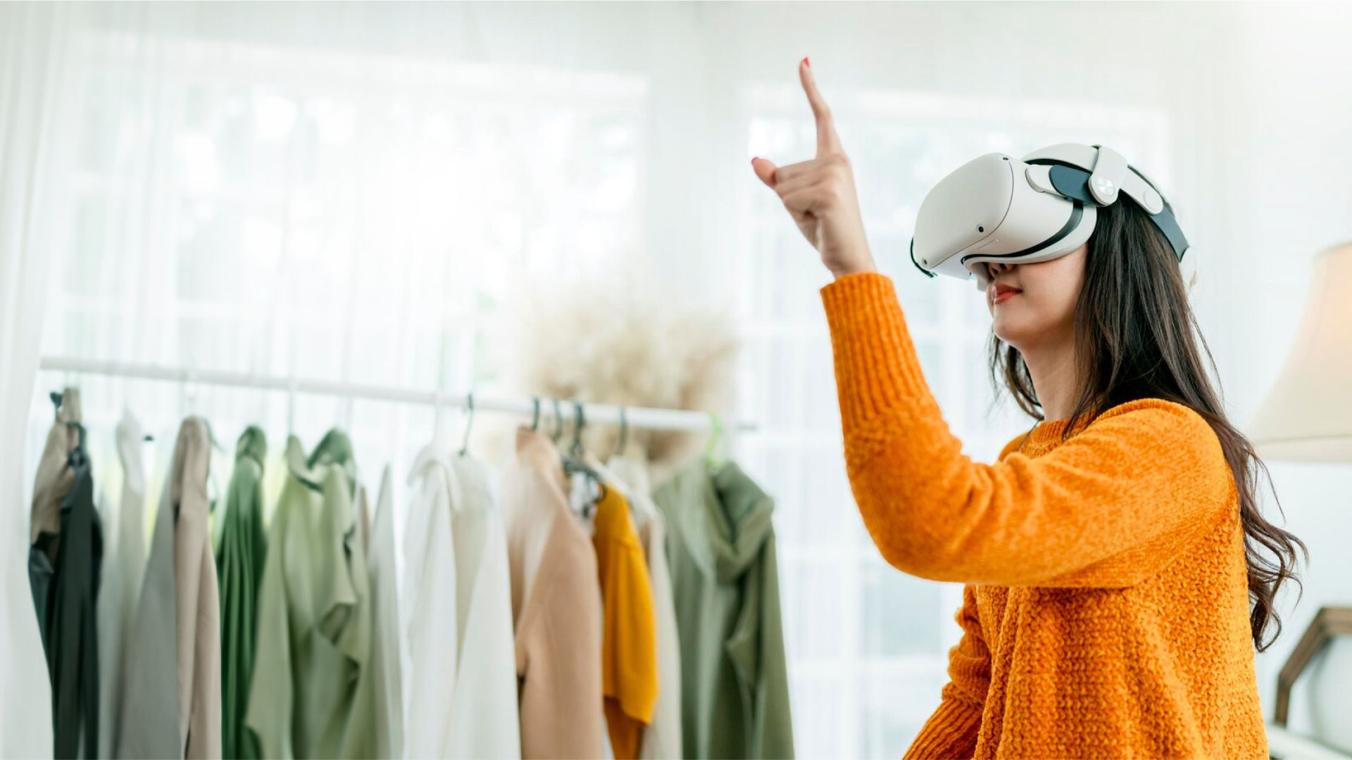 Frau mit einer VR-Brille