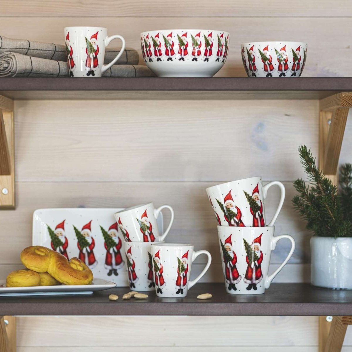 Christmas crockery by Nääsgränsgåarden