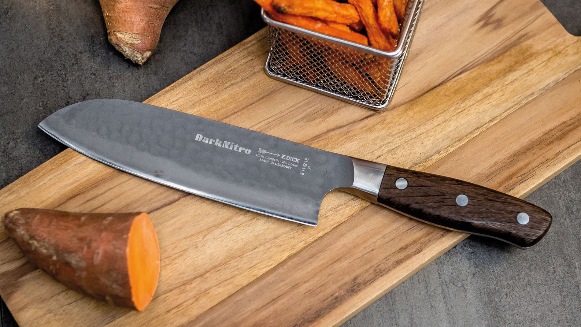 Küchenmesser DarkNitro von Friedr. Dick liegt neben geschnittener Süßkartoffel.