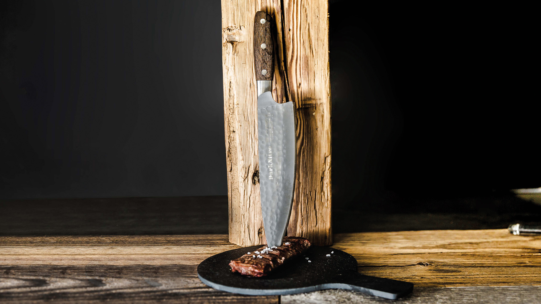 Küchenmesser DarkNitro von Friedr. Dick steckt in einem Steak