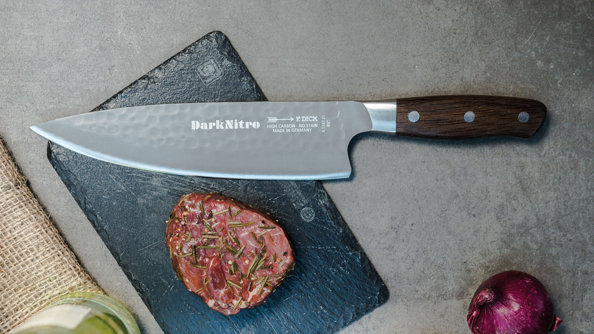 Küchenmesser DarkNitro von Friedr. Dick liegt neben mariniertem Steak