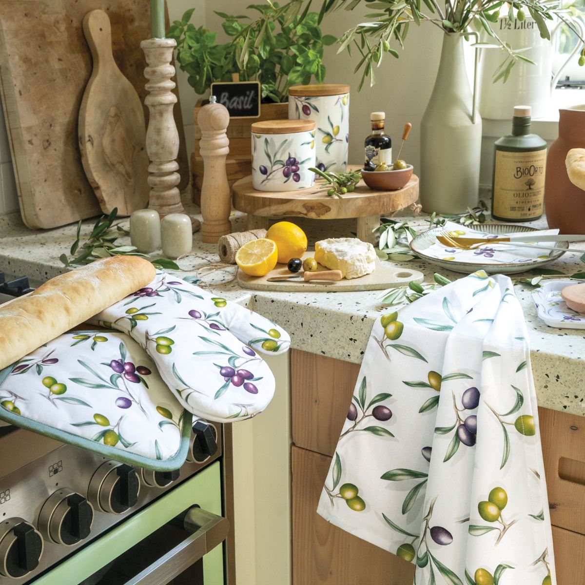 „Delicous Olives“ von Ambiente Europe: Küchenzeile mit Küchenartikeln, die mit Oliven bedruckt sind