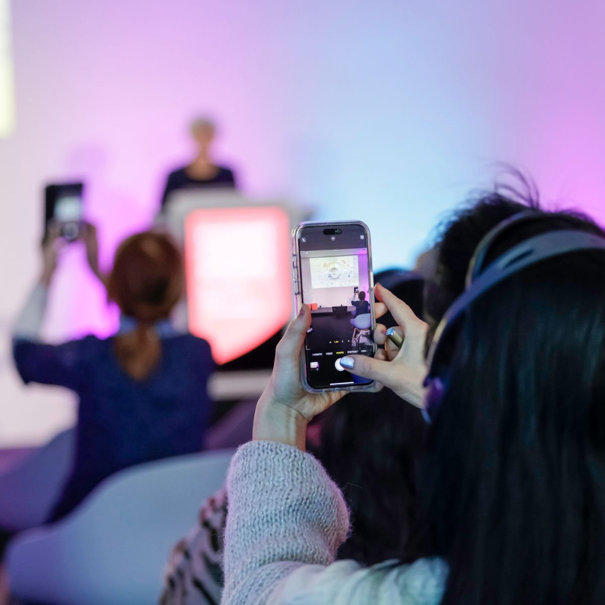 Frau fotografiert mit einem Handy