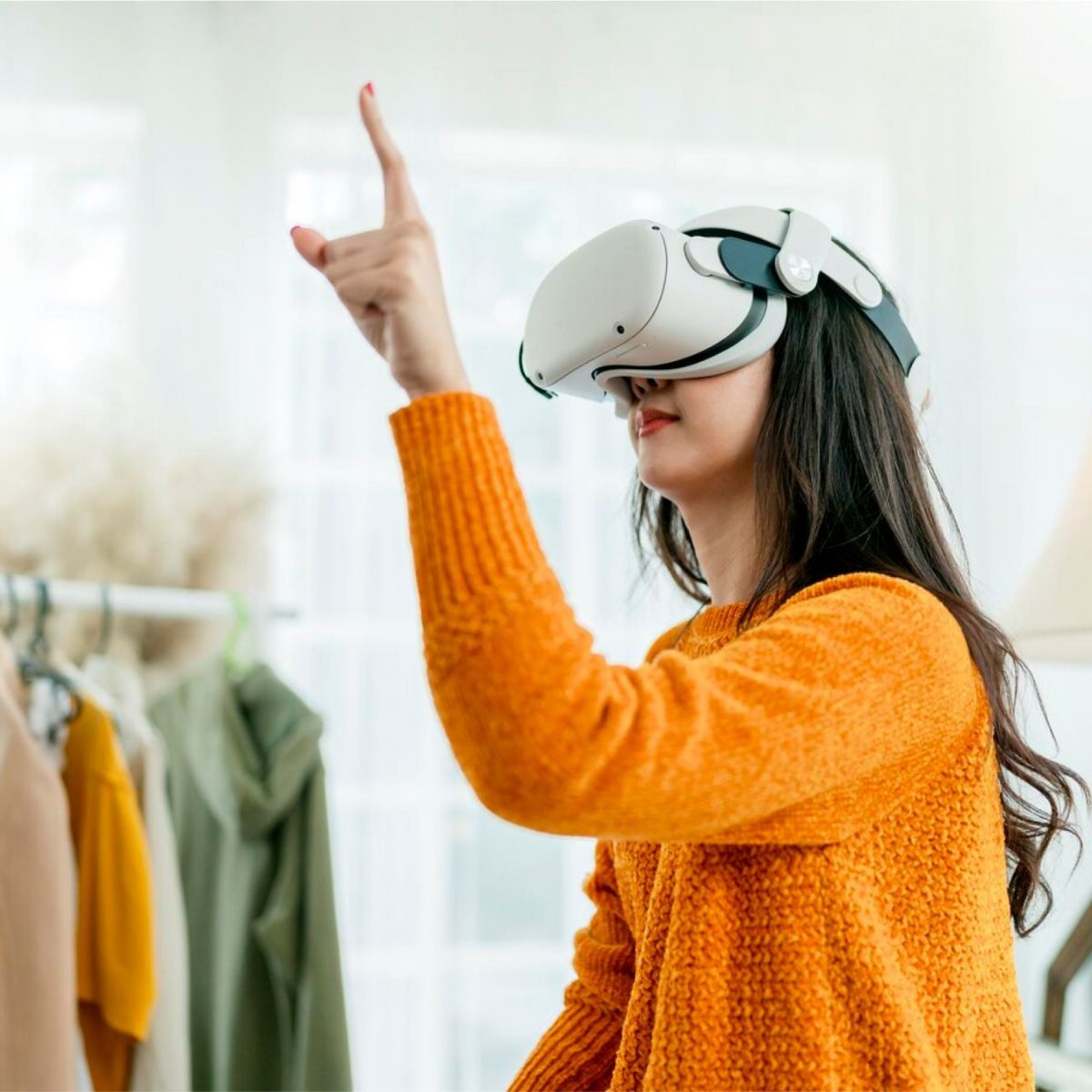 Frau mit VR-Brille