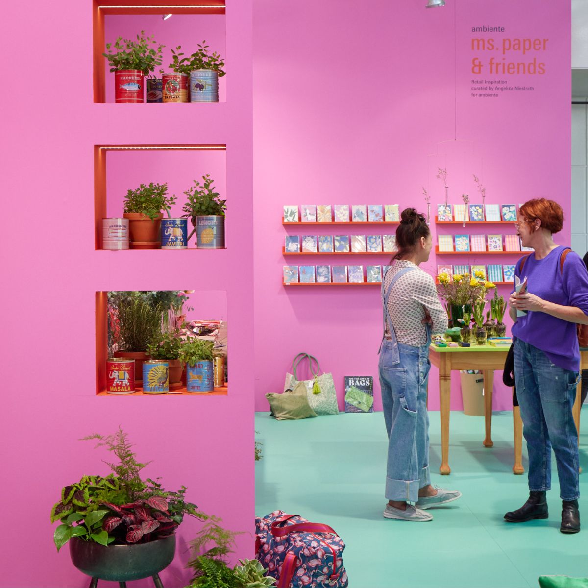 Frauen an einem Messestand