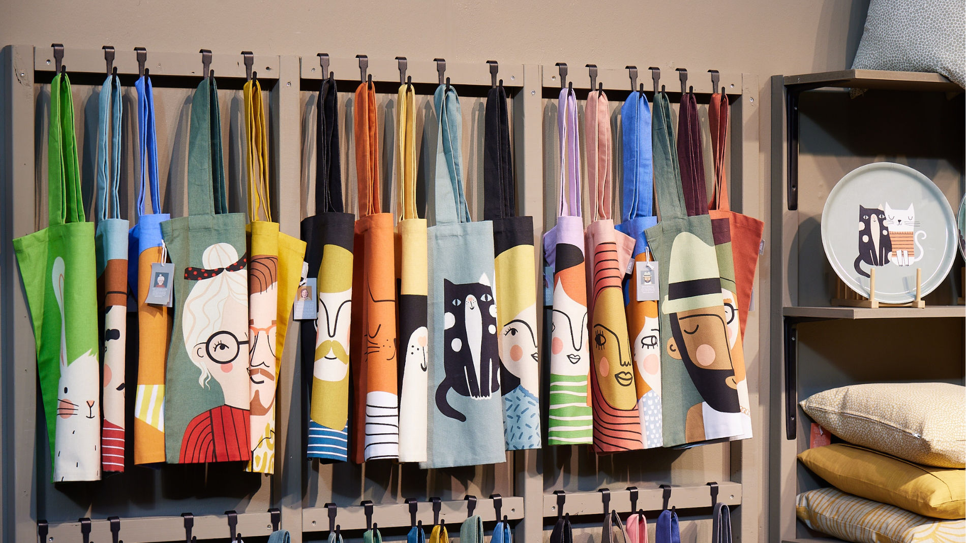Bunte Stofftaschen hängen an einer Stange
