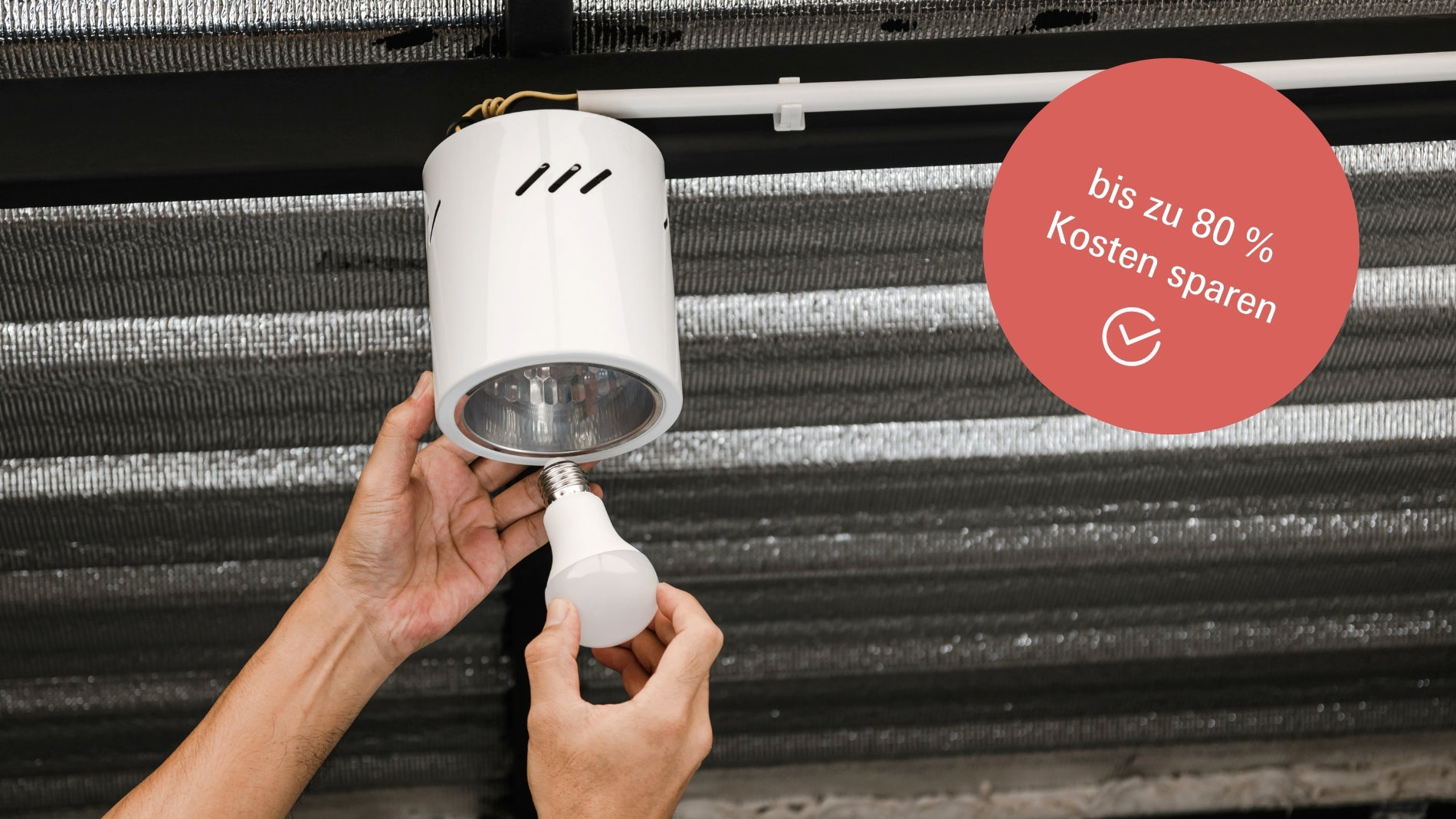 LED-Lampe wird in Halterung geschraubt