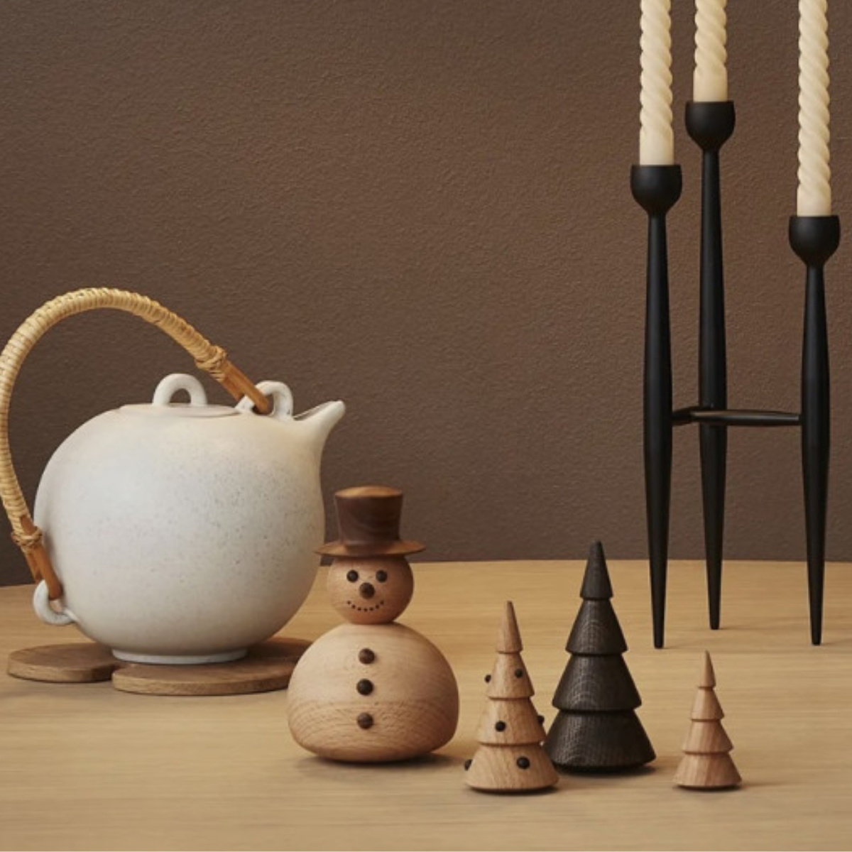 Teekanne, Holzfiguren und Kerzenständer