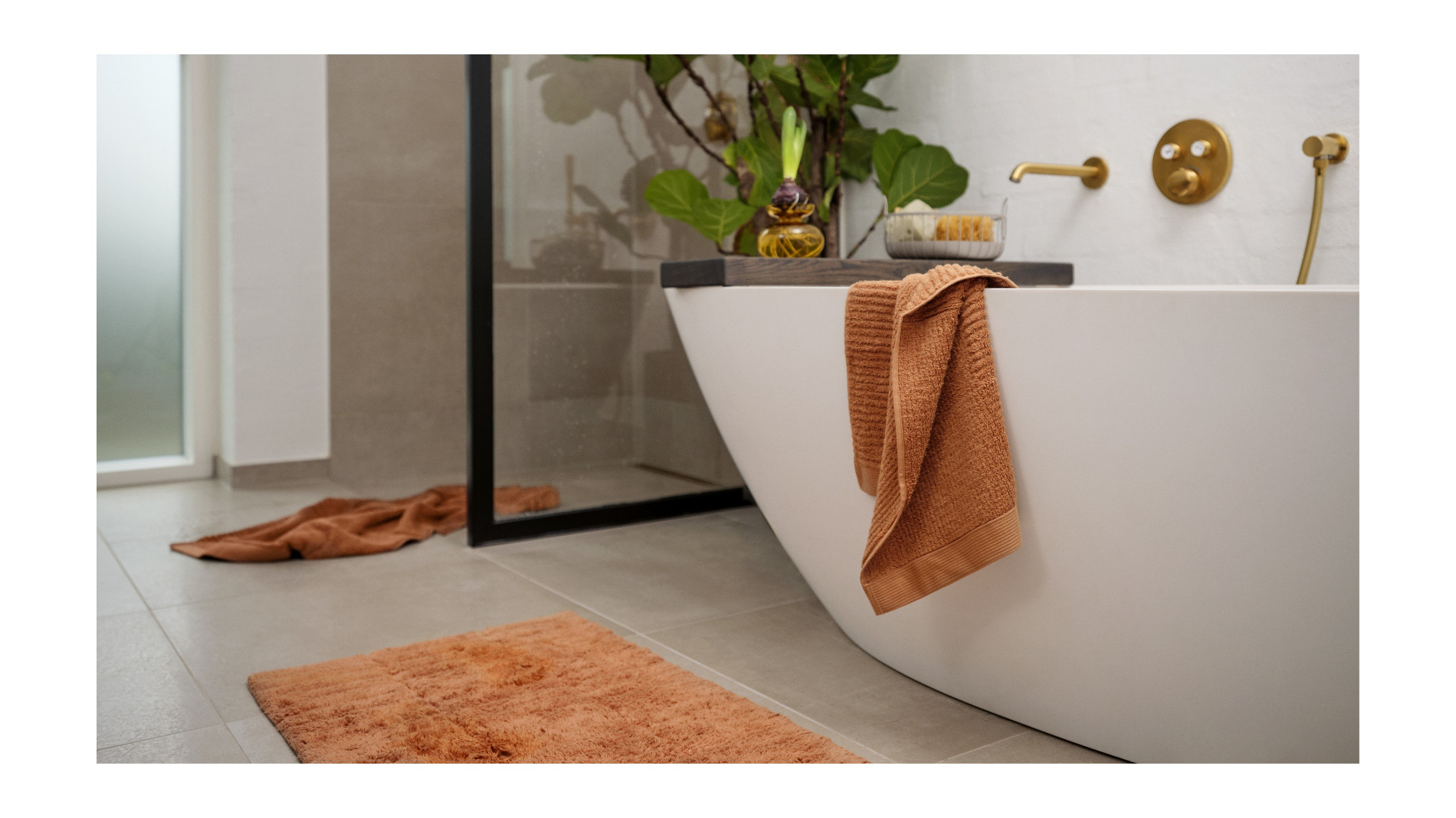 View of a bathroom with bathtub