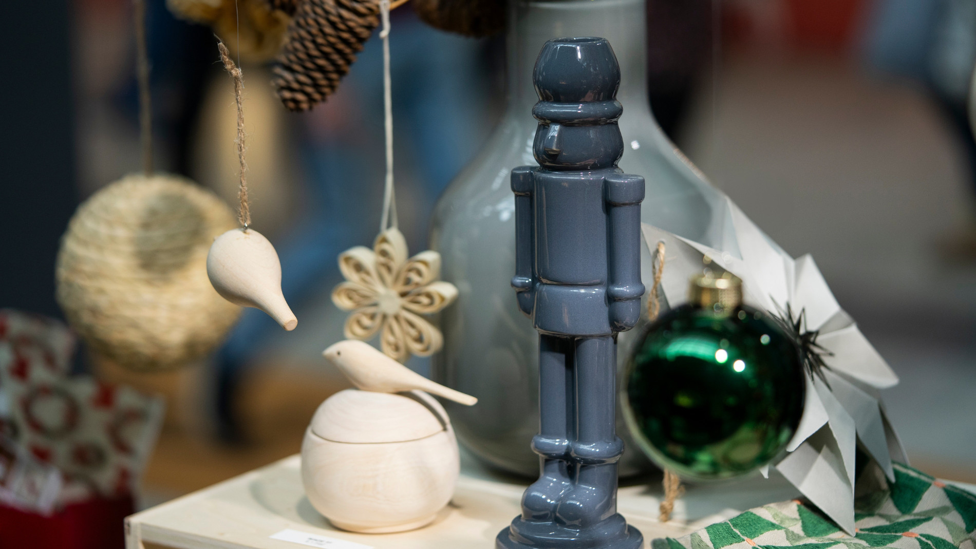 Autumnal decorative figurines and pendants