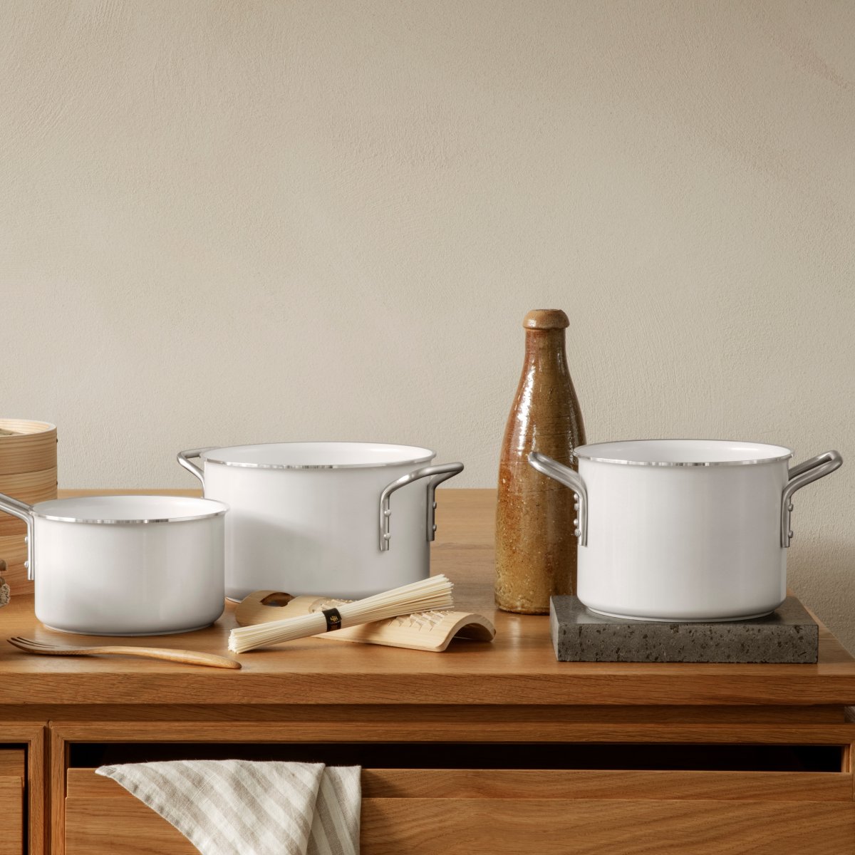Kochgeschirrserie „White Line“ von Eva Trio