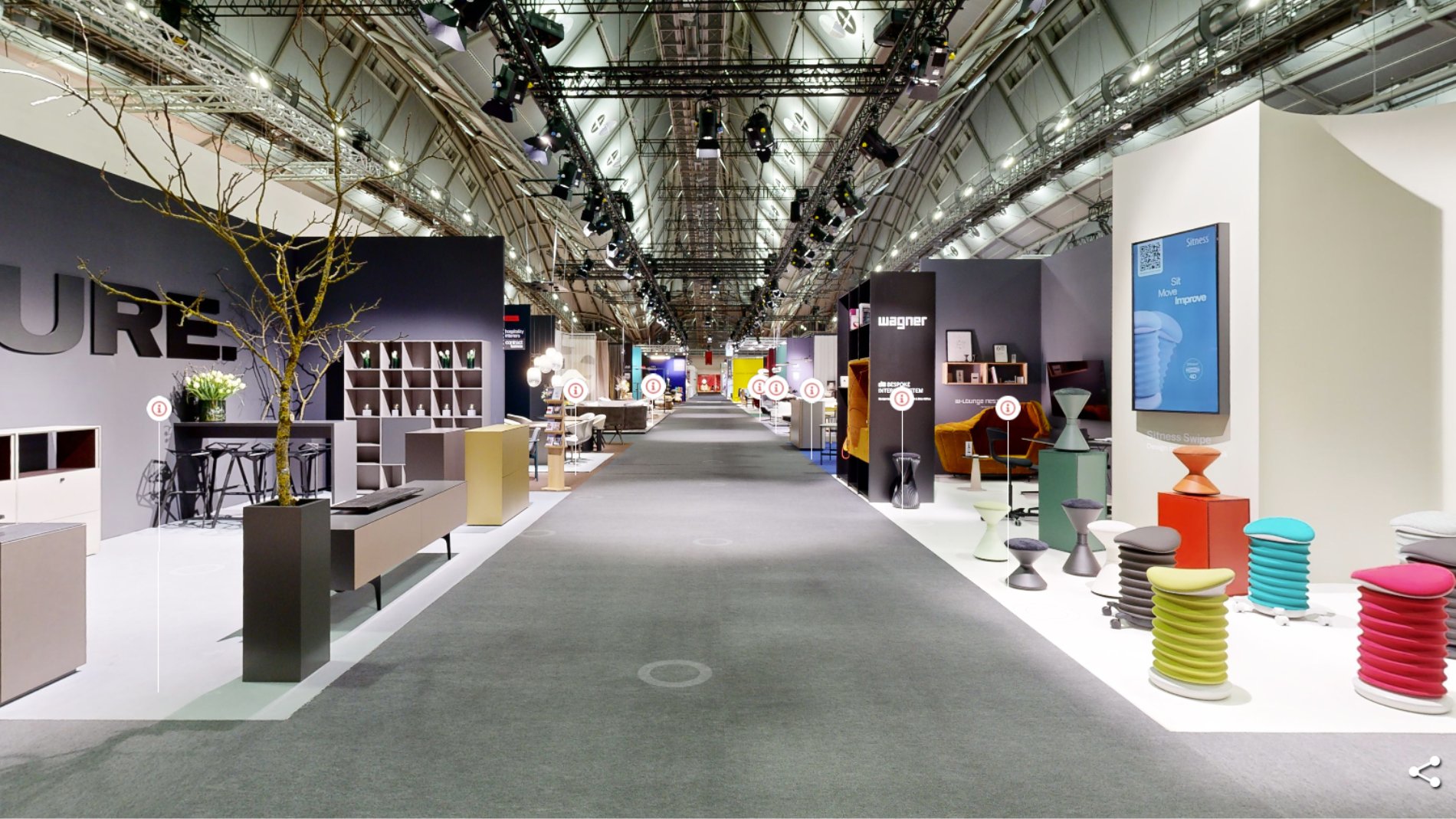 Blick in den Gang einer Messehalle