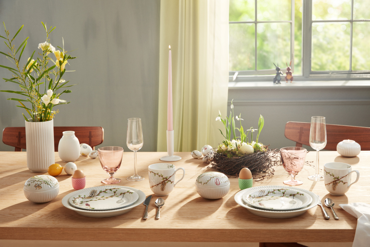Handbemaltes Porzellan mit klassischen Ostermotiven