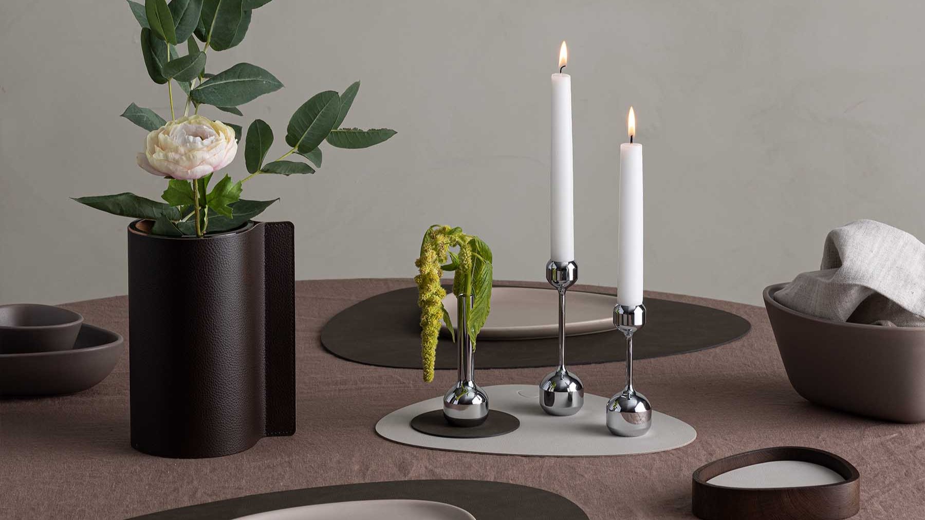 Stilvolles Tischarrangement mit Kerzen und Vasen
