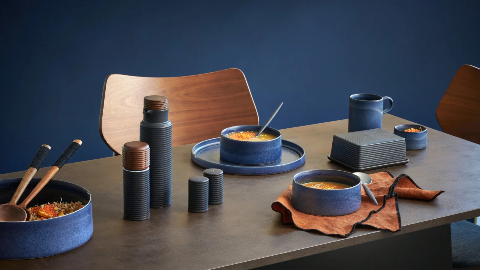 Modernes Geschirr-Set auf gedecktem Esstisch