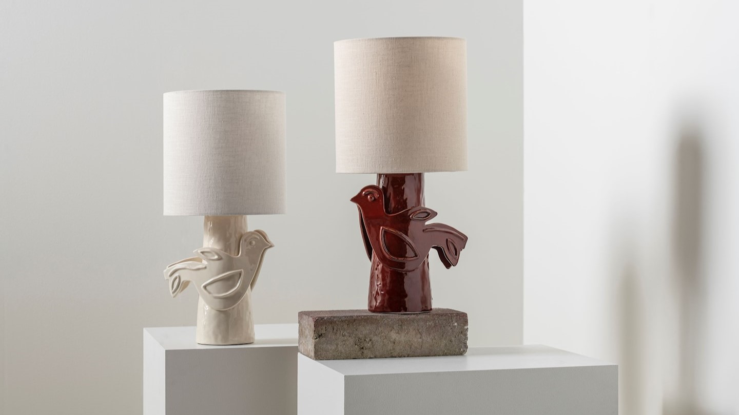 Skulpturale Tischlampen mit abstrakten Keramikfüßen