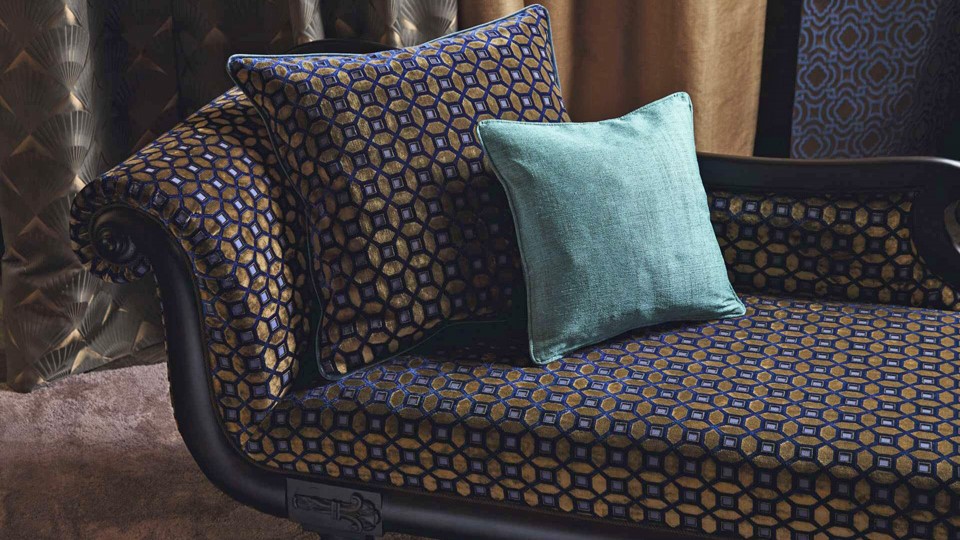 Gemustertes Sofa mit dekorativen Kissen