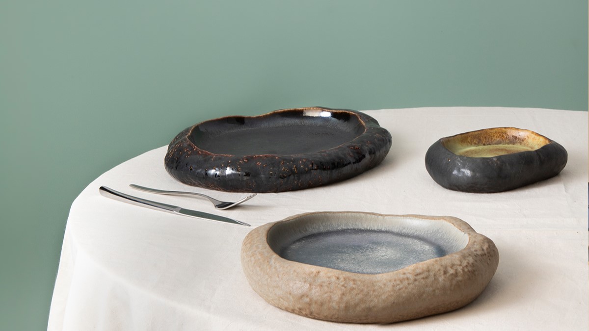 Handgefertigte Keramikschalen auf gedecktem Tisch